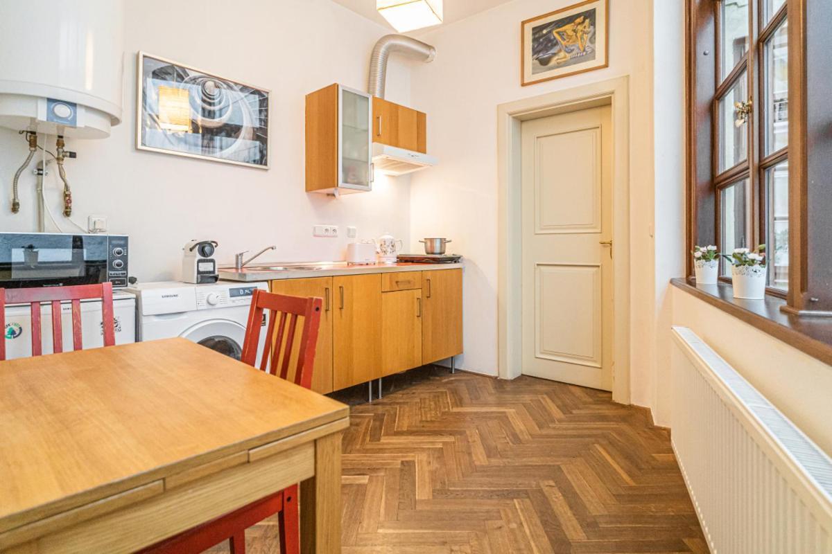 Stylish Studio At Lesser Town, Charles Bridge 3Min By Walk Apartman Prága Kültér fotó